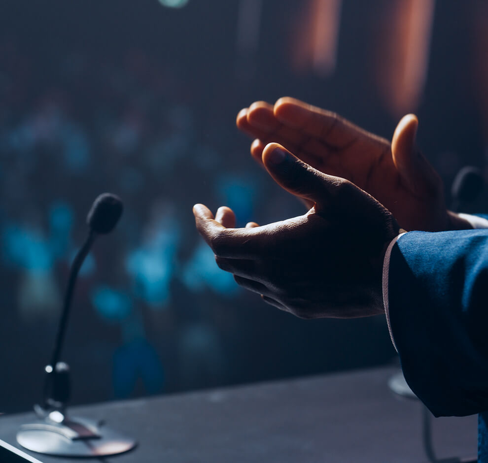 KT - Person clapping on the congress stage