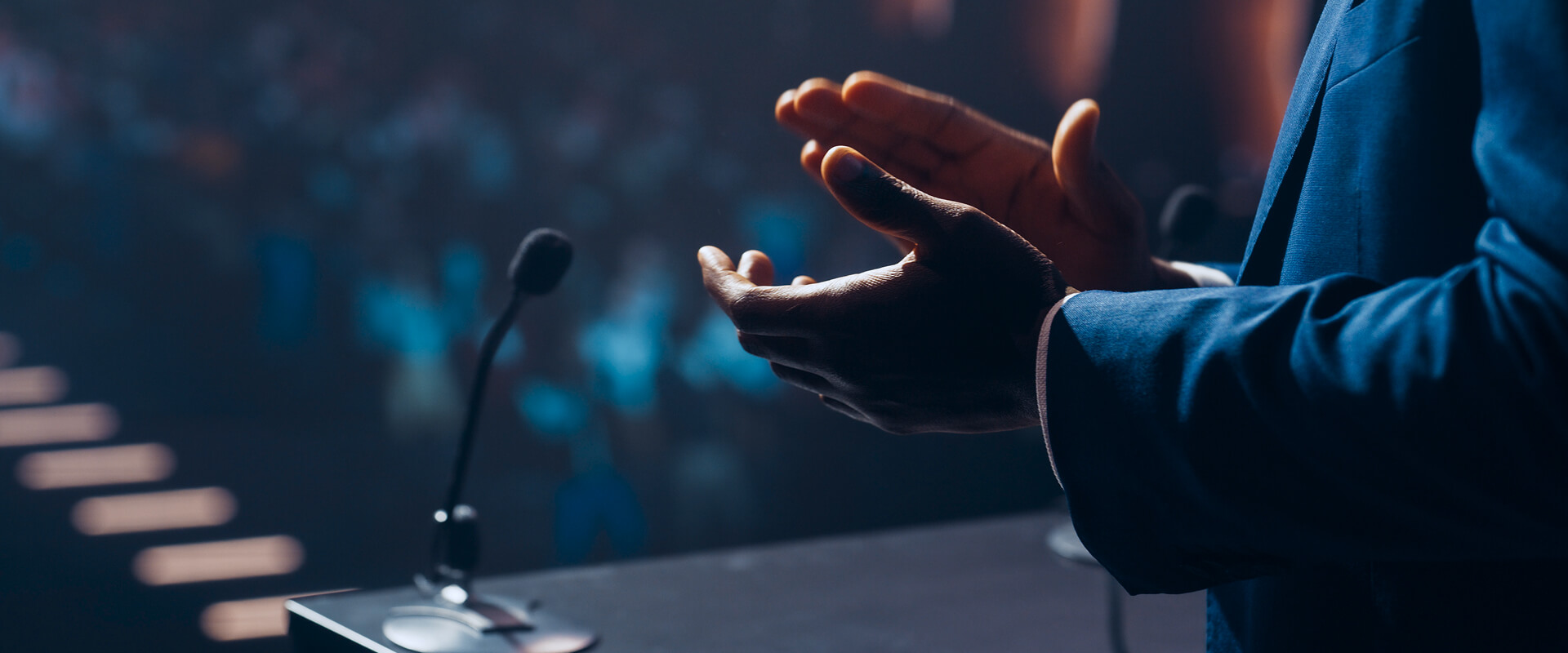 KT - Person clapping on the congress stage