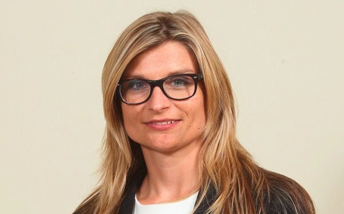 Hana peregrinova headshot