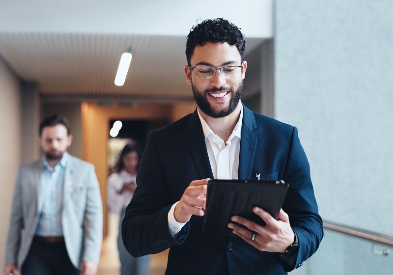 KT - Businessman holding ipad