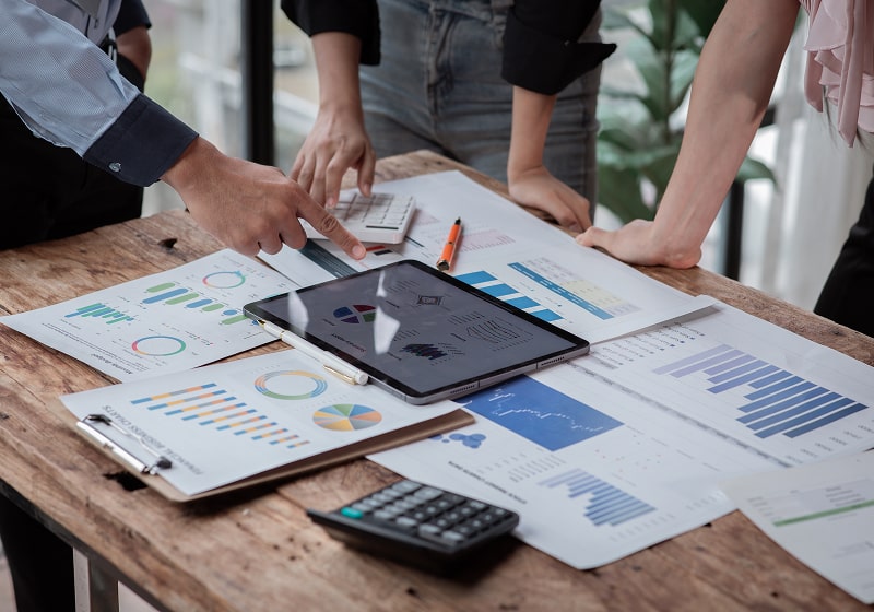 KT - People in a meeting looking at graphs