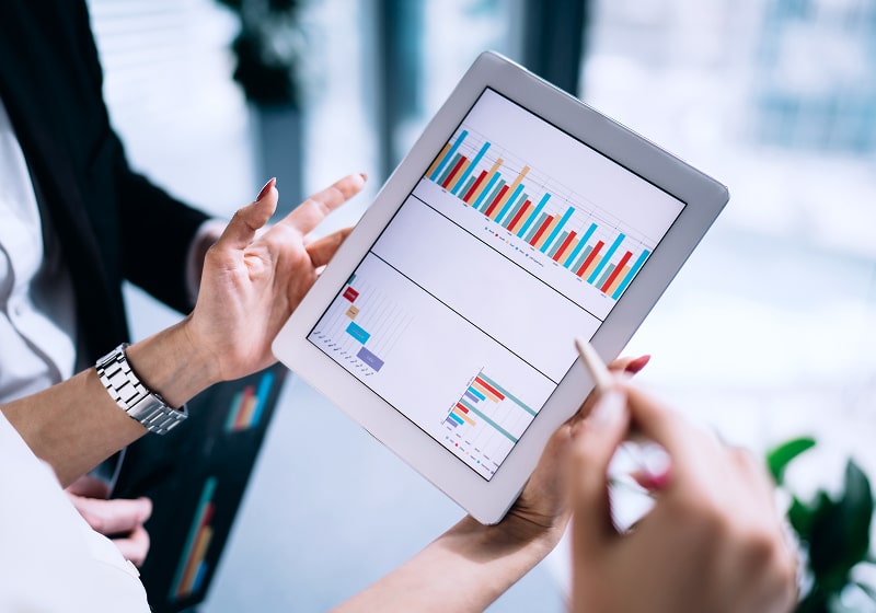 KT - Businesswomen looking at graph