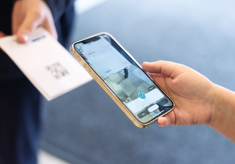 KT - Person scanning QR code