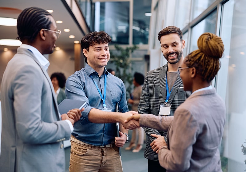 KT - 2 businessman meeting and shaking hand