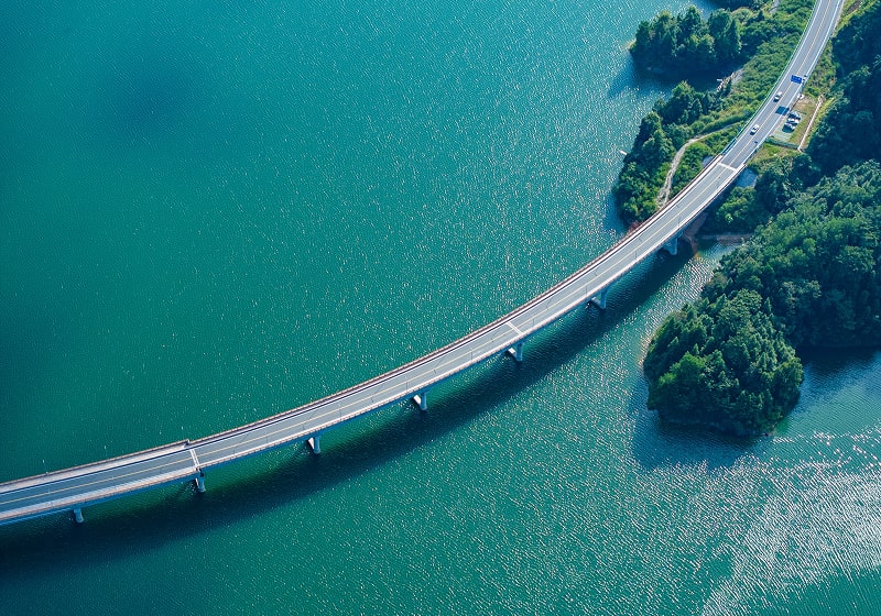 KT-Photo of a bridge above a lake