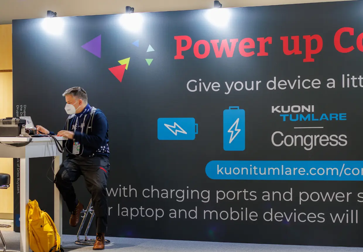 Delegate charges a laptop at a Kuoni Tumlare Congress 