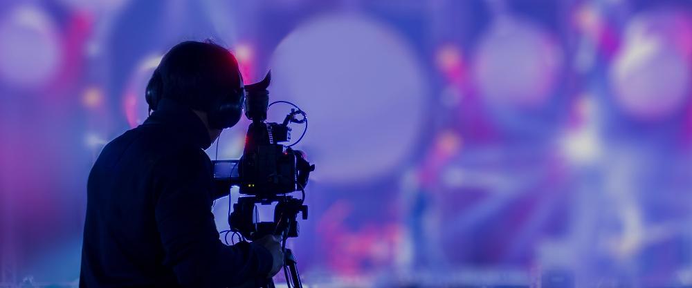 KT - Man holding camera