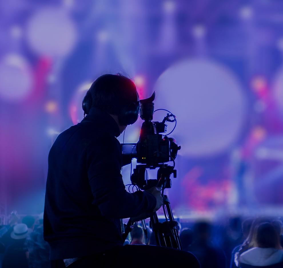 KT - Man holding camera