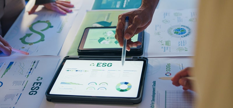 KT - People looking at ESG charts